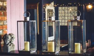 奥尔弗里斯顿叶奥尔德走私者宾馆的桌上的三把蜡烛,上面有雕像和镜子