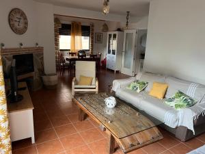 Pinilla del ValleEncanto - Pinilla del Valle的客厅配有沙发和桌子