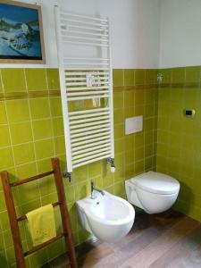 安泰伊-萨伊恩特-安德尔埃Appartamento raccolto con terrazzo e parcheggio的绿色瓷砖浴室设有卫生间和水槽
