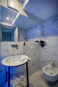 博尔扎诺Your Stay in Bolzano的一间带水槽和卫生间的浴室