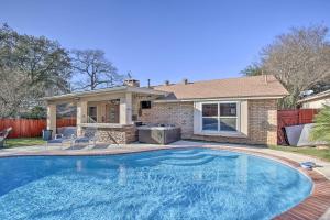 圣安东尼奥San Antonio Oasis with Hot Tub, Pool and Outdoor Bar!的房屋前的游泳池