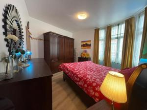 布鲁塞尔Appartement centre Zaza的一间卧室配有一张红色床罩的床