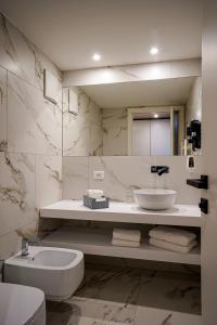 博尔扎诺Your Stay in Bolzano的一间带水槽、卫生间和镜子的浴室