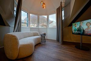 博尔扎诺Your Stay in Bolzano的带沙发和平面电视的客厅