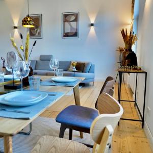 伍珀塔尔Luxuriöses Altbau im Szenenviertel的客厅配有桌椅