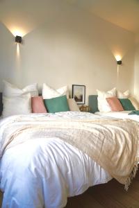 伍珀塔尔Luxuriöses Altbau im Szenenviertel的卧室配有带枕头的大型白色床