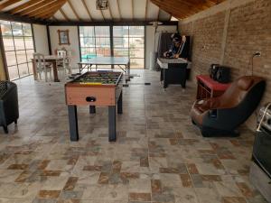 科金博MANUIA的配有乒乓球桌和沙发的房间