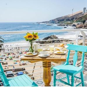 维纳德马Hotel Cocó Cochoa的桌椅,享有海滩美景