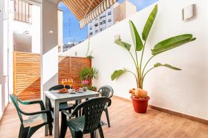 瓦伦西亚巴伦西亚中心皮耶拉公寓的一间配备有桌椅和盆栽植物的餐厅
