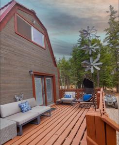 达克科里克村Charming Blue Farmhouse Cabin的一个带吊床和房子的木甲板