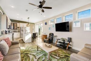 大松礁岛Big Pine Key Dreams的客厅配有沙发和桌子