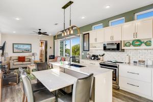大松礁岛Big Pine Key Dreams的厨房以及带桌椅的起居室。