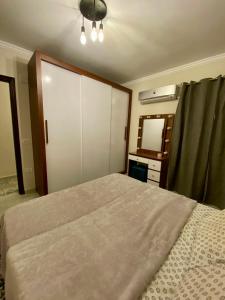 Cozy 2BR Apartment in Maadi客房内的一张或多张床位