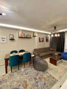 开罗Cozy 2BR Apartment in Maadi的客厅配有沙发和桌椅