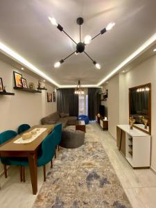 开罗Cozy 2BR Apartment in Maadi的客厅配有餐桌和沙发