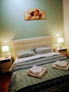 佛罗伦萨Firenze inn 21 Florence的一间卧室配有带毛巾的床