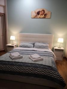 佛罗伦萨Firenze inn 21 Florence的一间卧室配有一张带2个床头柜的大床
