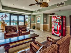 巴拿马城海滩Origin at Seahaven的客厅配有古柯可乐机