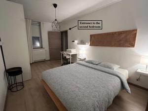 布鲁塞尔Apartment - Place Jourdan & EU institutions的一间卧室配有一张床和一张书桌