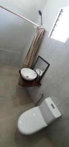 爱妮岛Hardin De Marbella的客房内设有带卫生间和盥洗盆的浴室