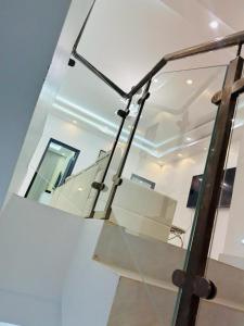 萨利波图尔VILLA NAYFAL的玻璃楼梯,有镜子的房子