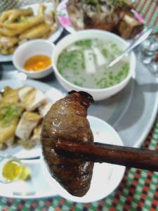 Hoan ChungHomestay Tuấn Nghĩa - Hang Phượng Hoàng - Võ Nhai的一块肉和汤的食品