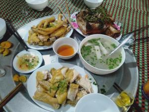 Hoan ChungHomestay Tuấn Nghĩa - Hang Phượng Hoàng - Võ Nhai的餐桌,盘子,汤碗