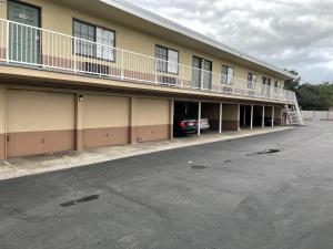 罗斯米德Plaza Inn Motel - Los Angeles area的停车场内有停车位的建筑物
