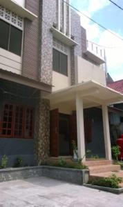 SintangWismaALAS Syariah Guesthouse的房屋前门