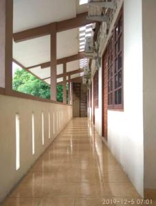 SintangWismaALAS Syariah Guesthouse的学校大楼空的走廊