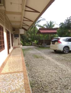 SintangWismaALAS Syariah Guesthouse的停在大楼前的汽车