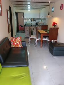 波帕扬Acogedor Apartamento en Centro de Popayán的带沙发的客厅和用餐室