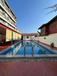 万荣Jasmine Vangvieng Hotel的一座建筑物中央的游泳池