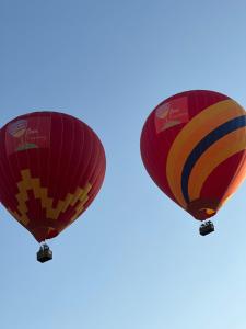 万荣Jasmine Vangvieng Hotel的两个热气球在天空中飞行