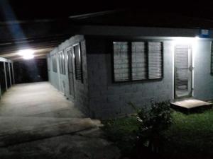 努库阿洛法绿色度假屋山林小屋的一座建筑物,晚上有灯