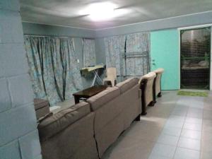努库阿洛法绿色度假屋山林小屋的一间房间中排座位的等候室