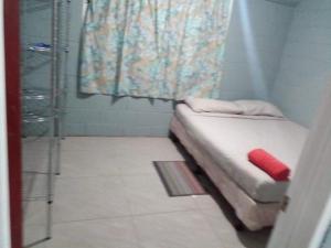 努库阿洛法绿色度假屋山林小屋的带淋浴的客房内的小床