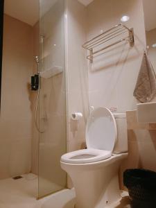 雅加达Luxury Puri Mansion Apartment Kembangan的一间带卫生间和淋浴的浴室