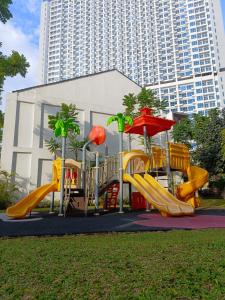 雅加达Luxury Puri Mansion Apartment Kembangan的公园里一个带滑梯的游乐场