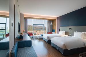 泰安泰安中心智选假日酒店的酒店客房设有两张床和一个阳台。