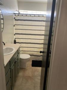 阿马里洛3BR 2min from I-40,near DT, 21 min Palo Duro的浴室配有白色卫生间和盥洗盆。