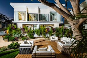 塔马林多Tamarindo Luxury with Beach Club Access的白色家具和树屋