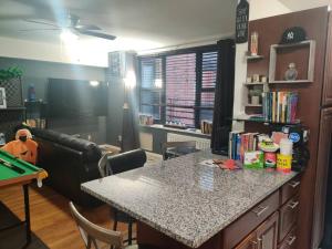OssiningLovely one bedroom apartment in Westchester, NY!的客厅配有桌子和台球桌