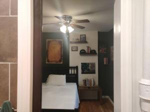 OssiningLovely one bedroom apartment in Westchester, NY!的一间卧室配有一张床和吊扇