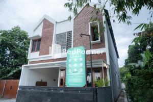 日惹Twin House near UII Yogyakarta Mitra RedDoorz的前面有标志的房子