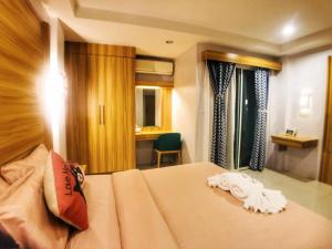 芭东海滩猫舍酒店的配有一张床和一张书桌的酒店客房