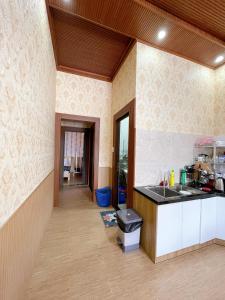 大叻Cẩm Tú Villa Đà Lạt的厨房配有水槽和台面