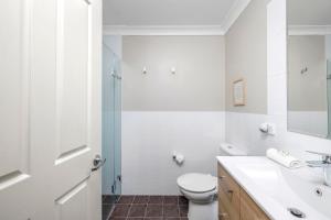 尼尔森湾Aqua Lagoon - Great Family Beach Getaway的白色的浴室设有卫生间和水槽。