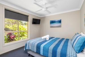 尼尔森湾Aqua Lagoon - Great Family Beach Getaway的一间卧室设有一张床和一个窗口