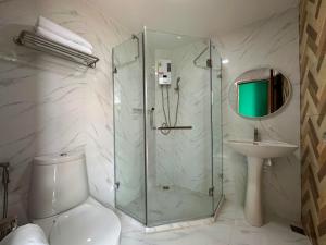 素叻普乐佩琪酒店的带淋浴、卫生间和盥洗盆的浴室